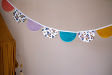 Load image into Gallery viewer, Scollop Bunting - 7 flags