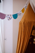 Load image into Gallery viewer, Scollop Bunting - 7 flags