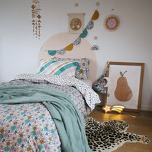 Load image into Gallery viewer, DELILAH GREEN Bedding Bundle: Reversible Duvet Set with Fitted Sheet